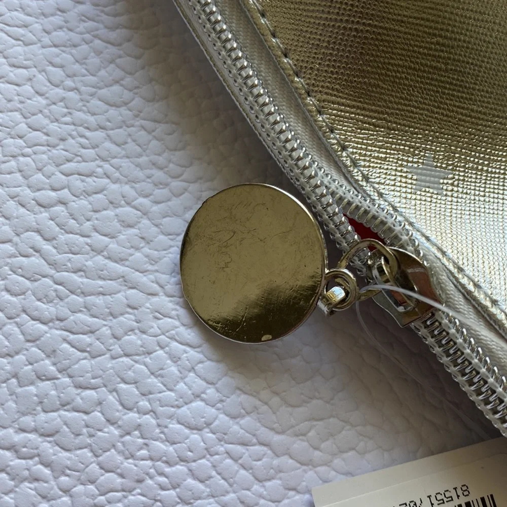 ❗️6/$25❗️Silver First Aid Beauty Makeup Bag